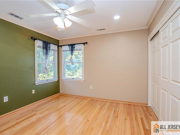 3rd image of 11 Hampton Rd