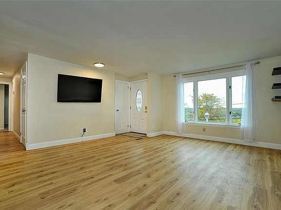 4th image of 130 Old Oak Dr
