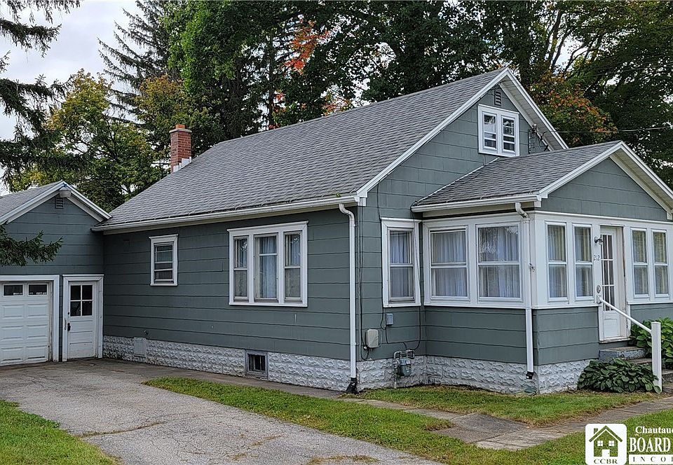1st image of 212 W Main St