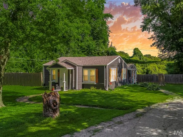 1043 Farmview Dr, Saint Louis, MO 63138