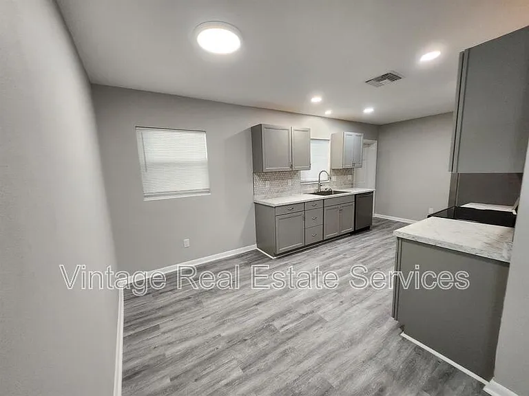 304 S Mercury Ave — Photo 5