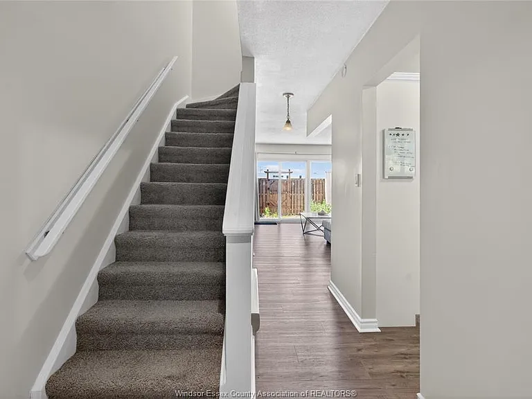 6298 Thornberry Cres — Photo 4