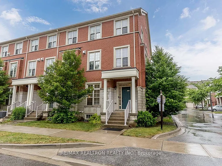 28 Donald Buttress Blvd W — Photo 1