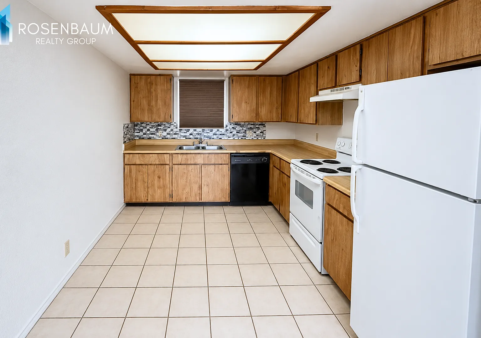 Cozy Upstairs 2-Bedroom Apartment with Shared Fenced Yard — Photo 3