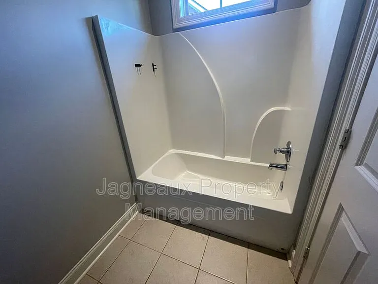 102 Hargrave Dr — Photo 7