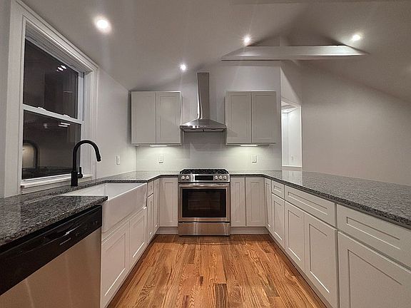 5th image of 577 Spruce Ave
