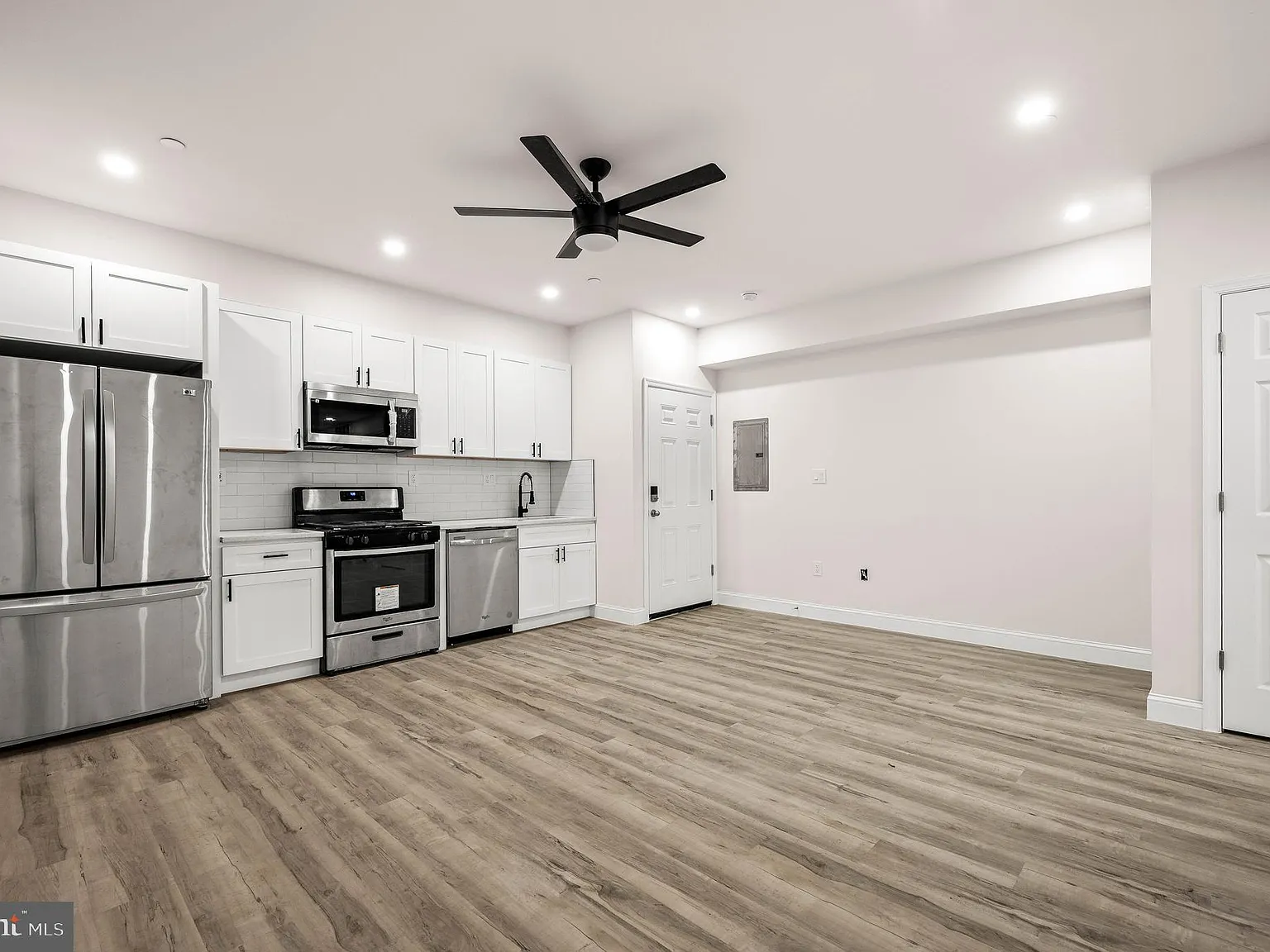 3 bed, 630 sqft, $2,400 — Photo 2
