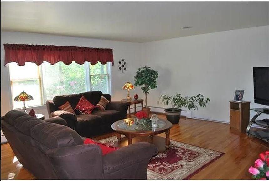 1st image of 9 Maplewood Ter