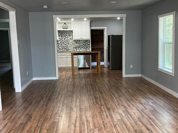 5th image of 441 Woodlawn St