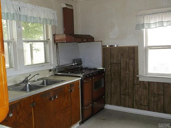 5th image of 909 E 2nd St