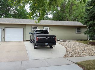 1613 Bridle Dr, Mitchell, SD 57301