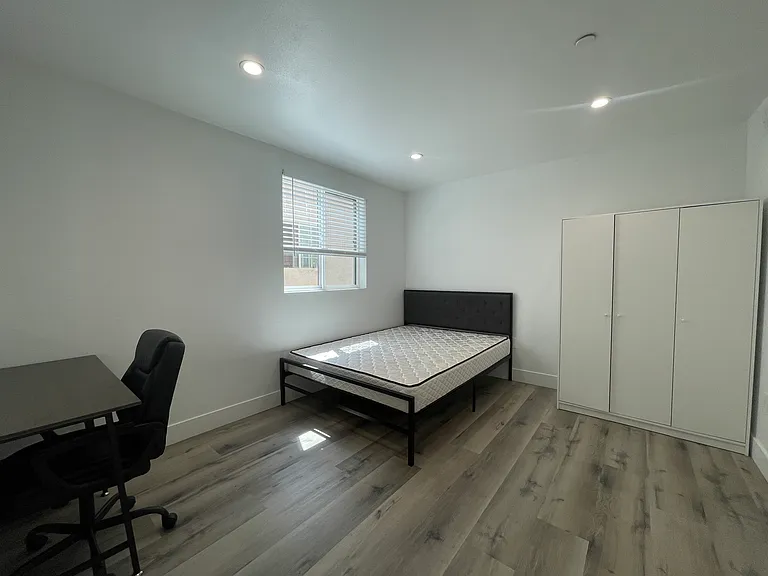 1532 W 37th St #6 — Photo 16