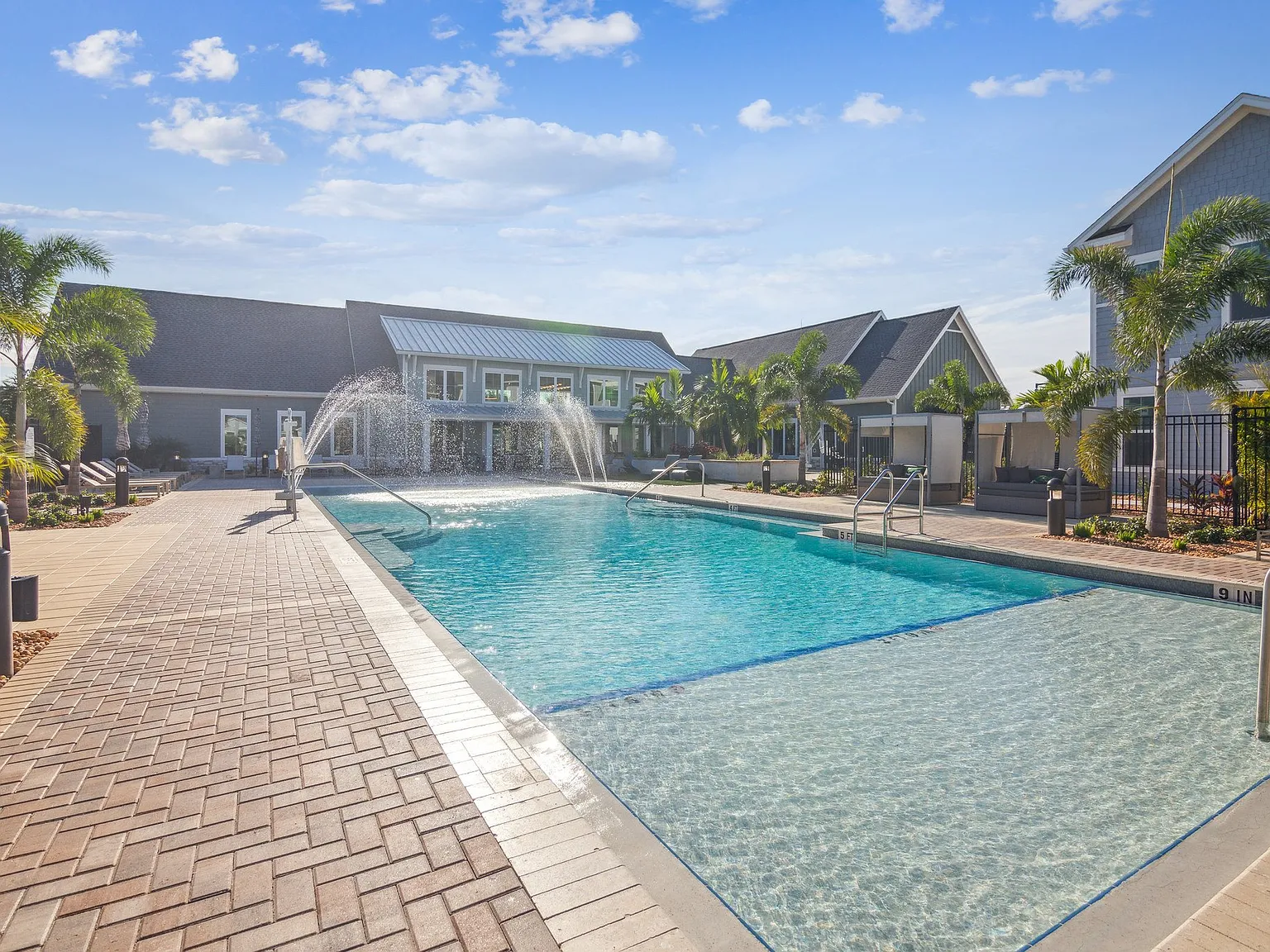 Palm Grove Luxury Apartments — Photo 3