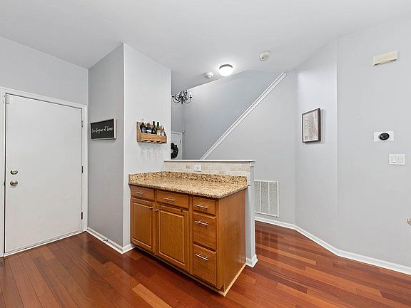 5th image of 947 Parkhill Cir