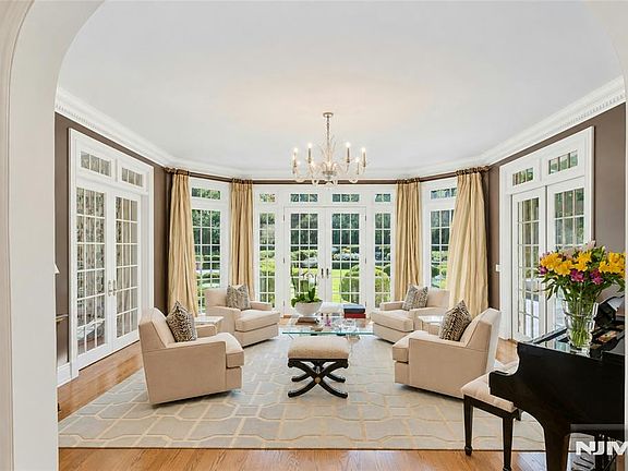 5th image of 114 Anderson Avenue