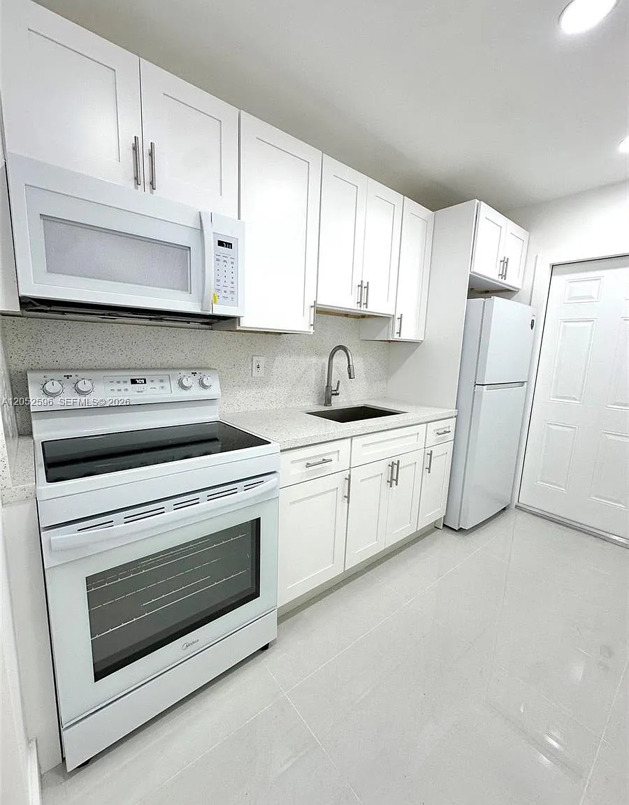 North Lauderdale — Photo 1