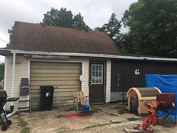 3rd image of 902 Clare Ave