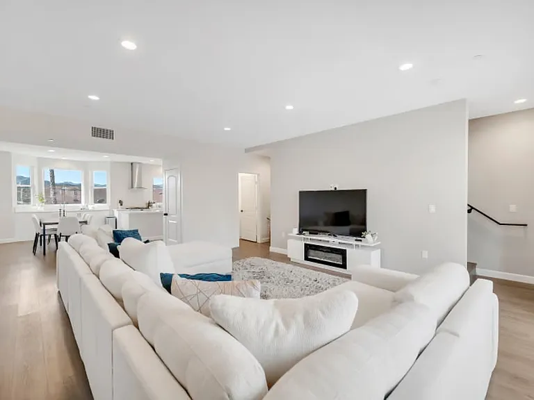 940 Warwick Ave — Photo 3