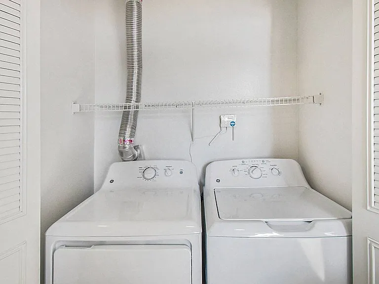 Brentwood Park Apartments — Photo 23