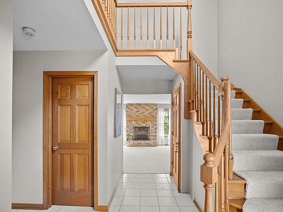 4th image of 27W225 Ash Ct