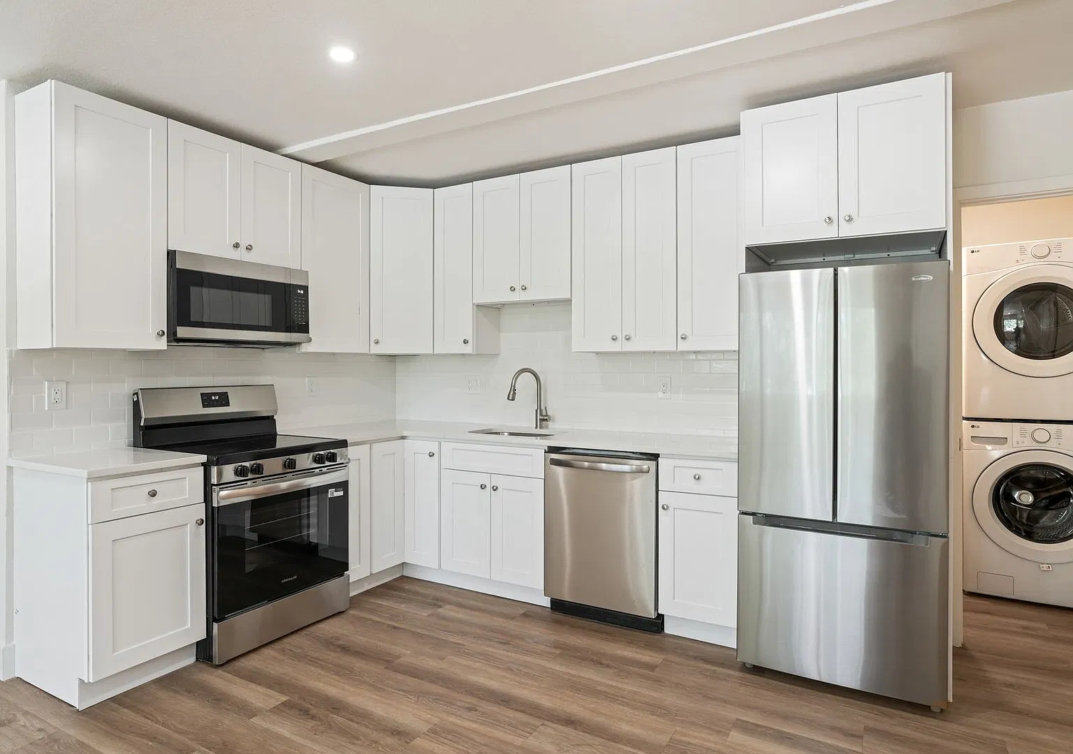 Renovated 5-Bed, 4-Bath on The Hill Just 3 Blocks from Campus! — Photo 3
