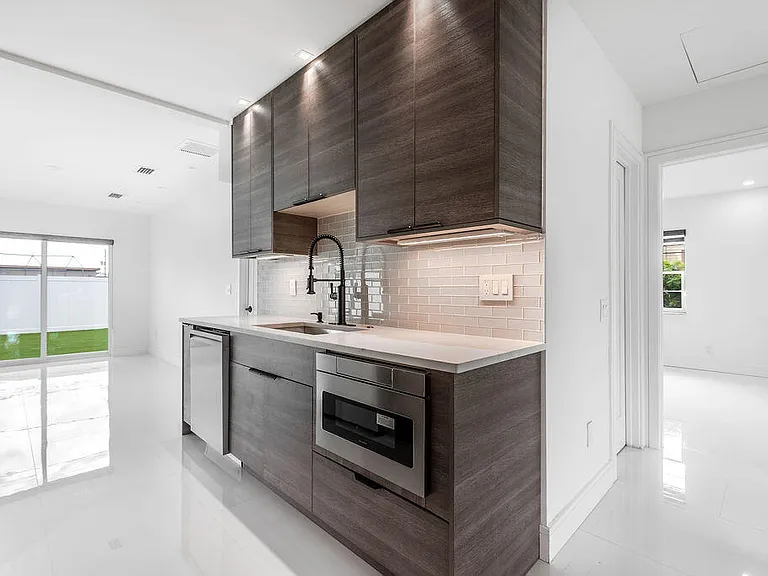 626 NW 7th St — Photo 11