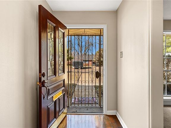 2nd image of 723 Post Oak Blvd