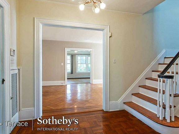 3rd image of 141 Greenway S