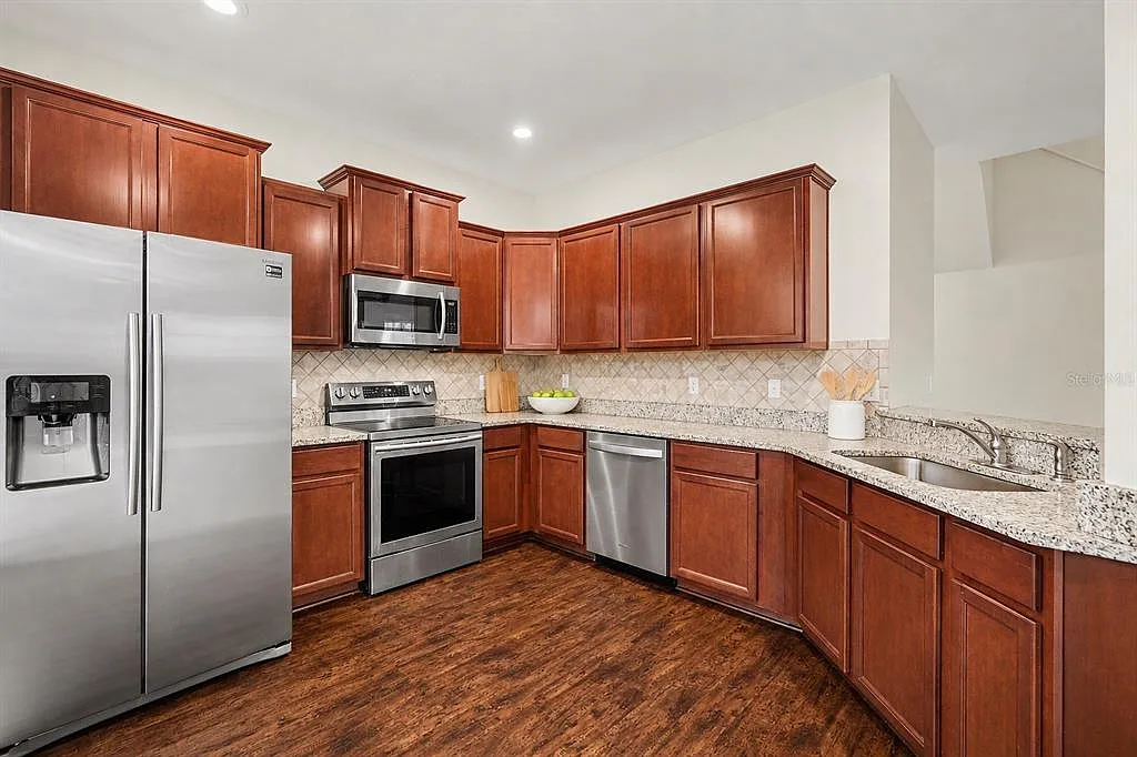 3 bed, 2.5 bath, 1594 sqft, $2,350 — Photo 2