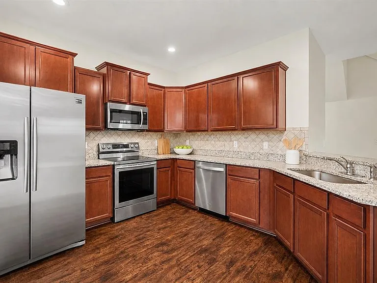 5520 Kinglethill Dr — Photo 2