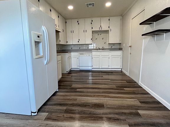 2nd image of 401 W Spruell Ave