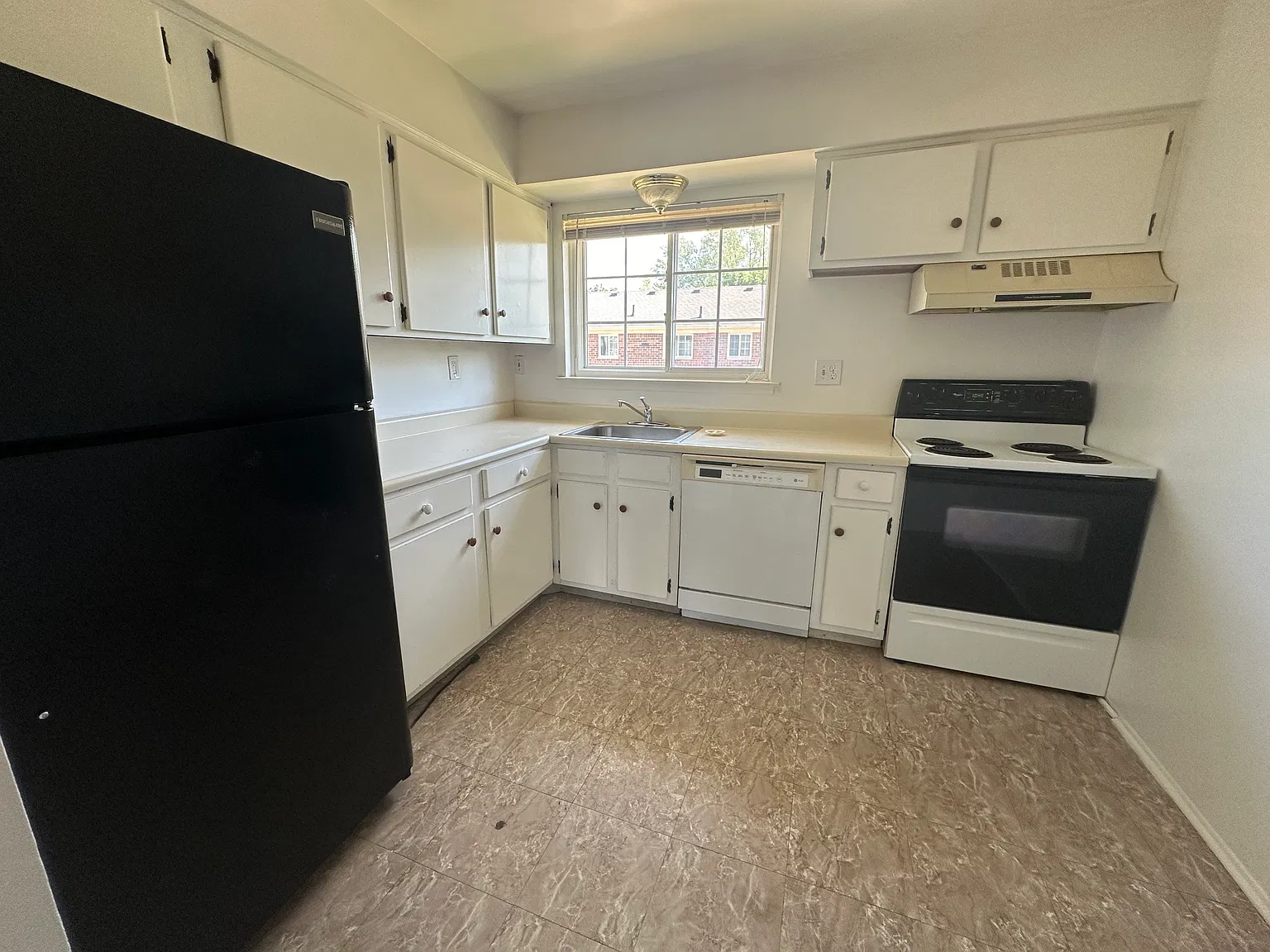 2 bed, 770 sqft, $1,325 — Photo 4