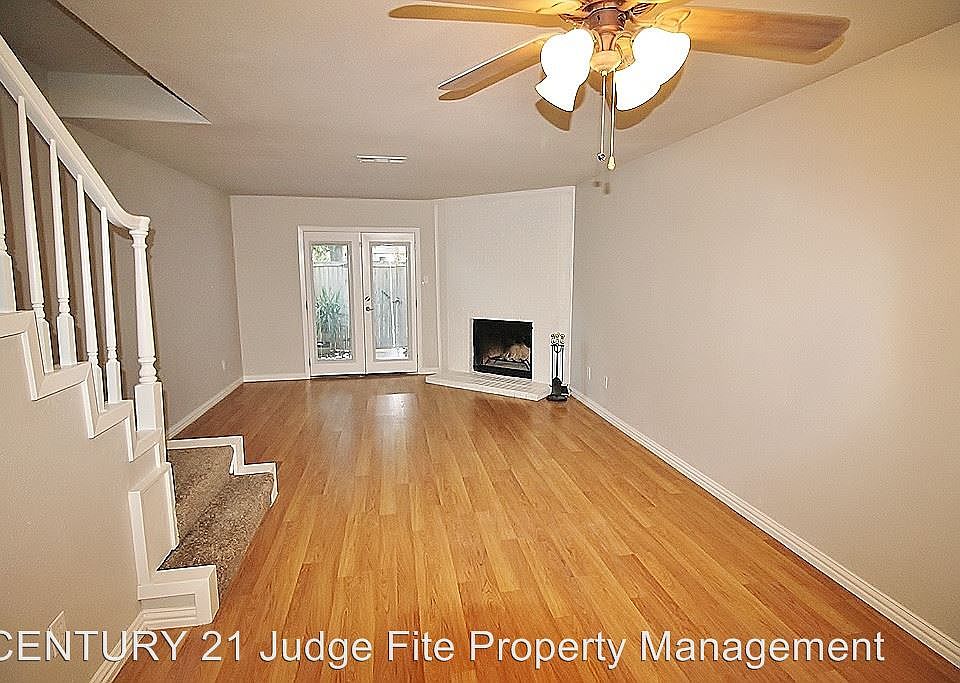 1st image of 613 Carriagehouse Ln APT 4D