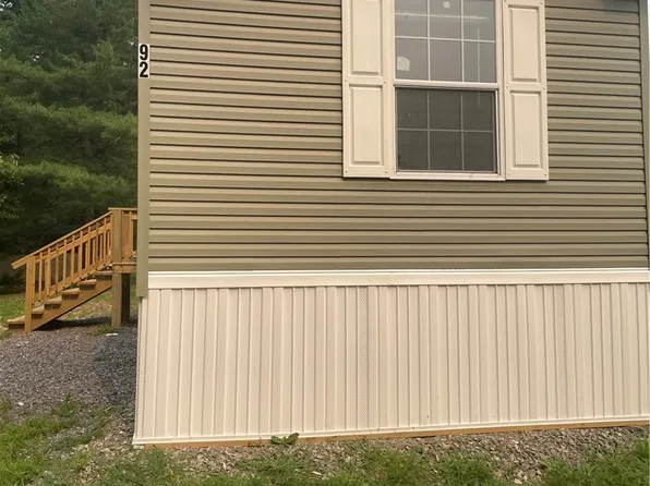 92 3rd St, Farmington, NY 14425