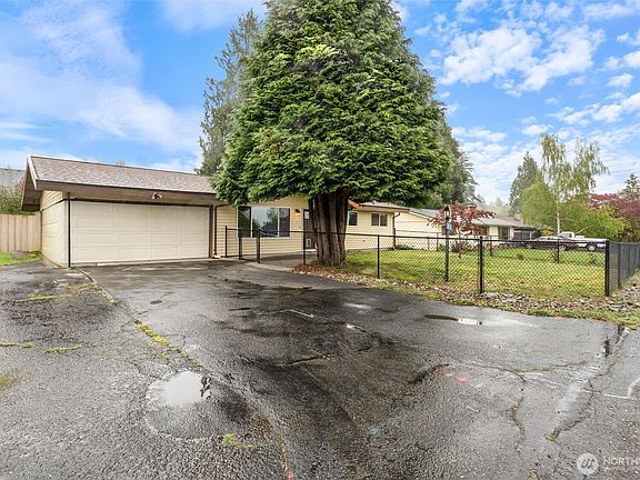 4th image of 3876 NE Pinecone Drive