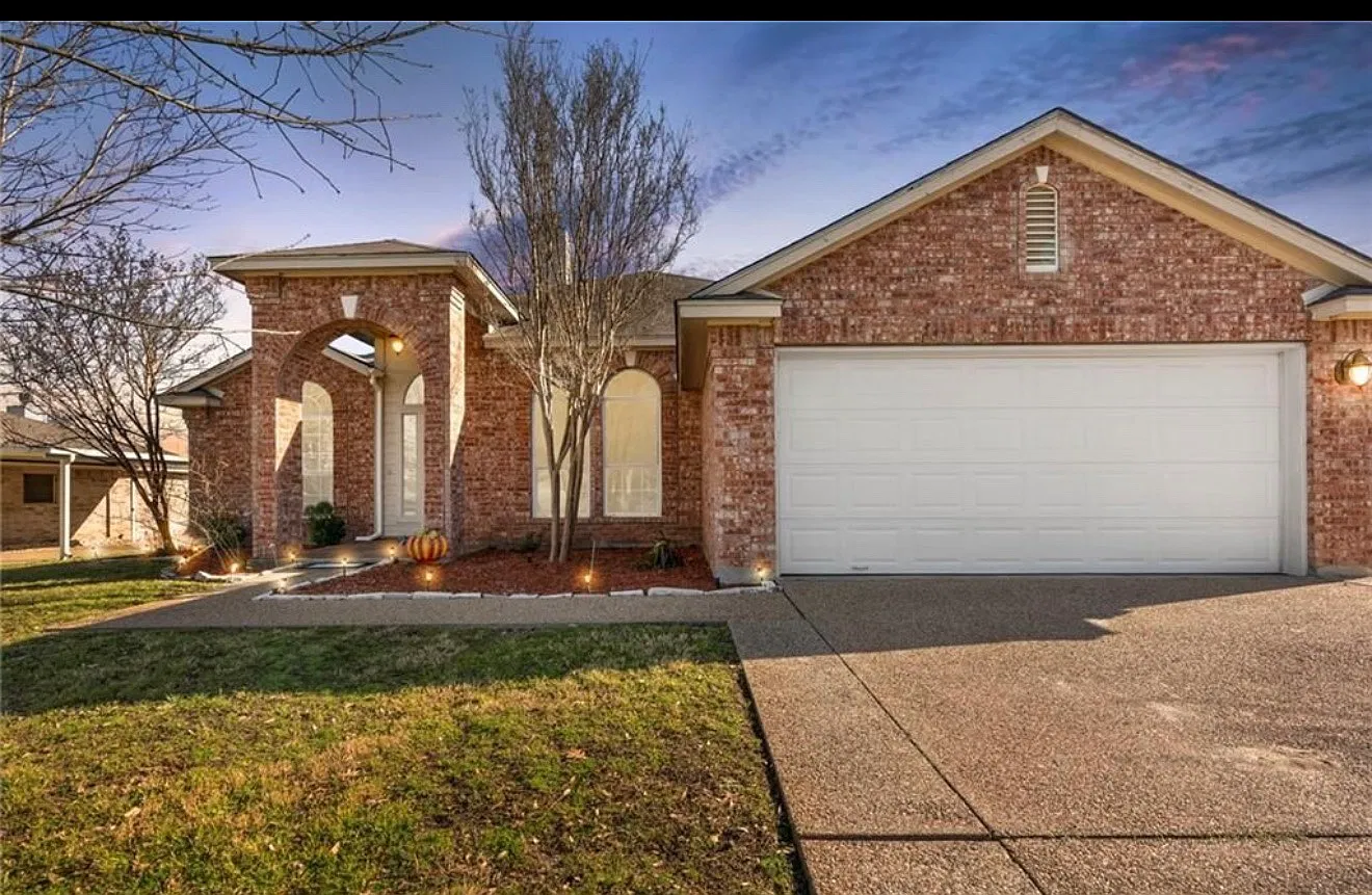 4 bed, 1957 sqft, $2,300 — Photo 1