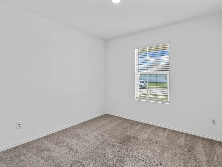 518 Olmstead Dr — Photo 4
