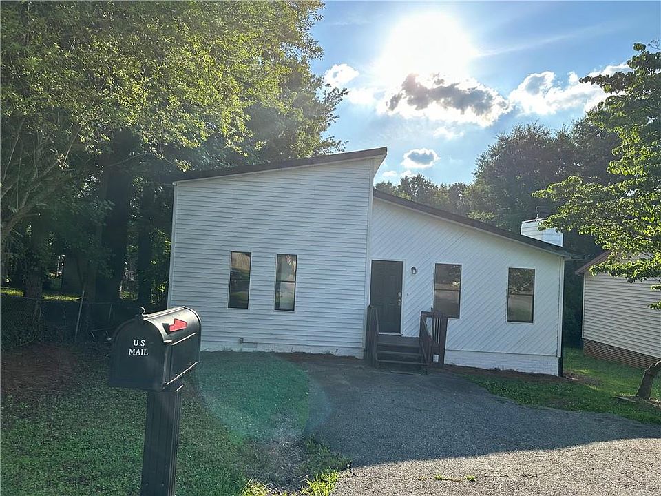 1st image of 2120 Pinetree Dr