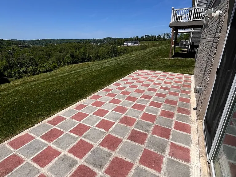 437 Greenwood Dr — Photo 1