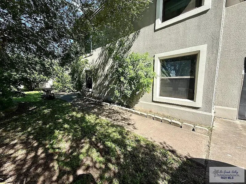 3 bed, 2.0 bath, 1420 sqft, $1,600 — Photo 2
