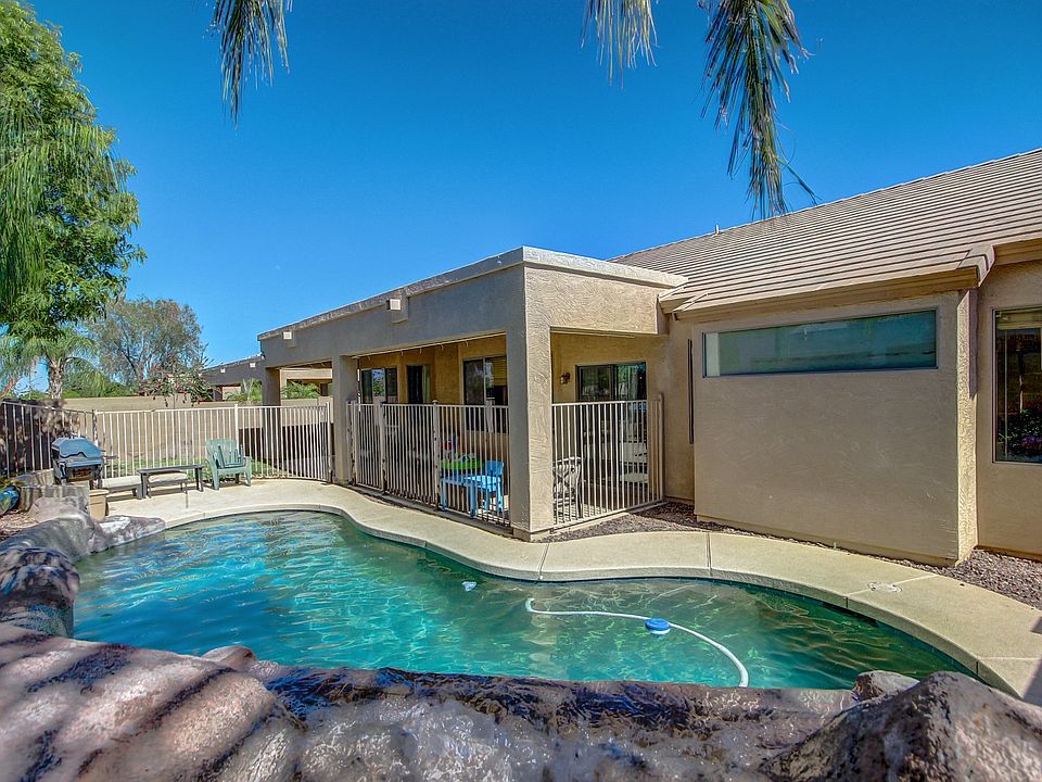 1st image of 17438 W Crocus Dr