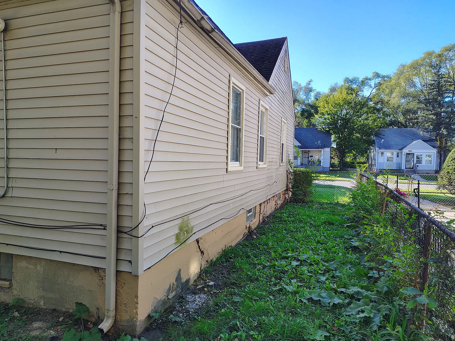 3 bed, 873 sqft, $1,200 — Photo 2