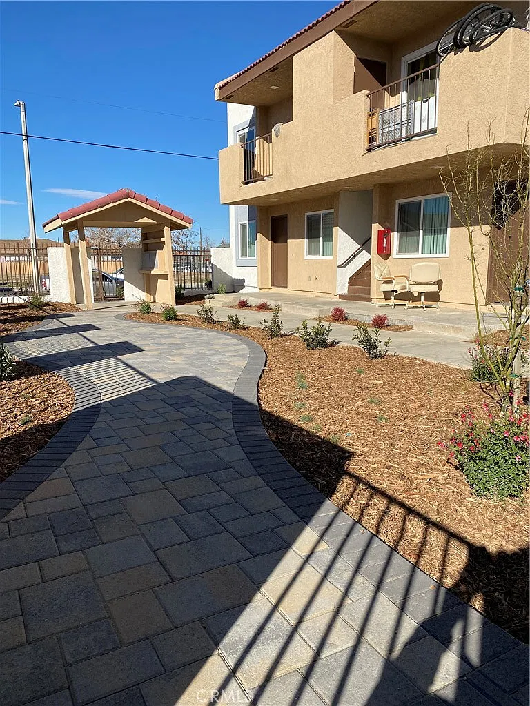 2 bed, 896 sqft, $2,200 — Photo 2