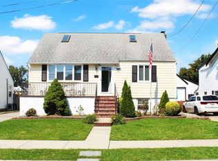 55 Land Pl, Oceanside, NY 11572