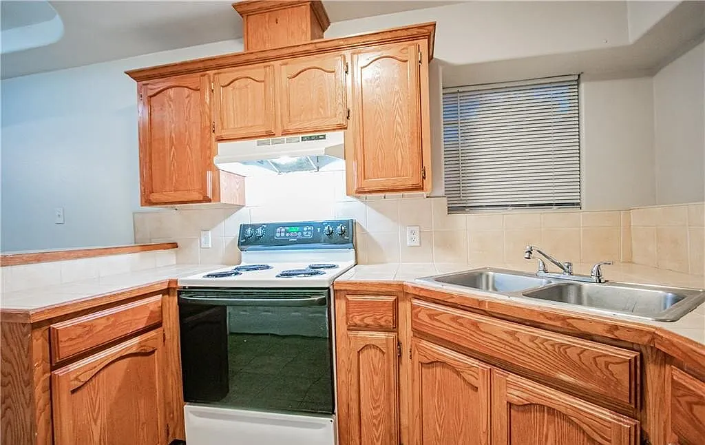 2 bed, 2.0 bath, 900 sqft, $850 — Photo 2