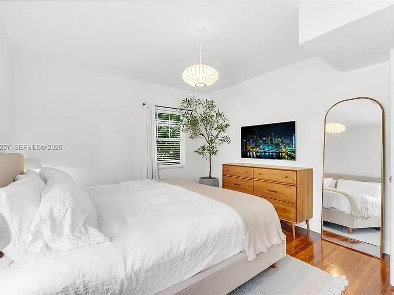 915 8th St #101 — Photo 25