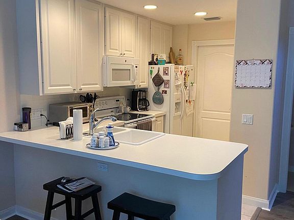3rd image of 28 Live Oak Circle