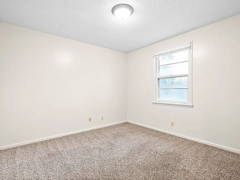 Madison Street-1221 — Photo 15