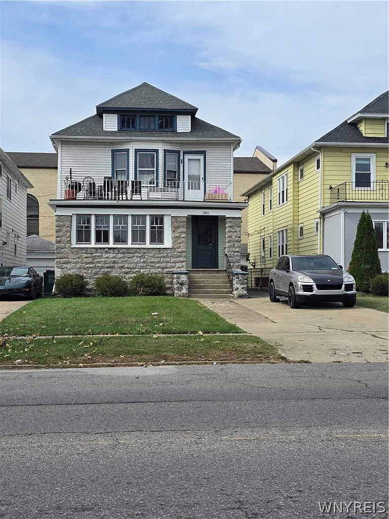 3 bed, 1.0 bath, 2740 sqft, $1,600 — Photo 1