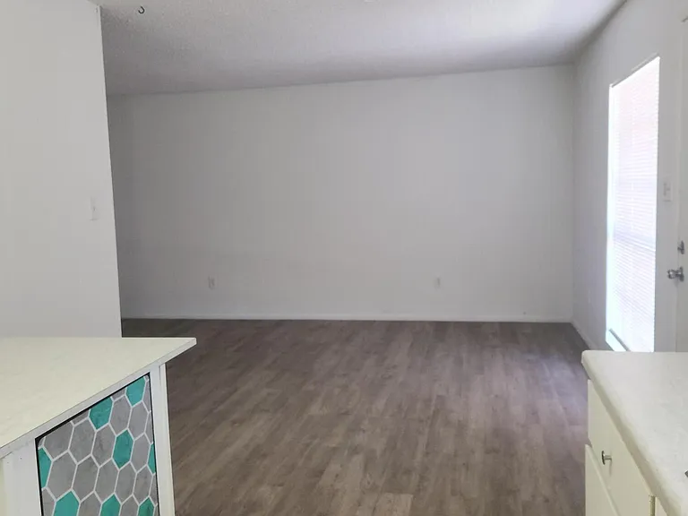 1212 Chelwood Park Blvd NE #4 — Photo 4